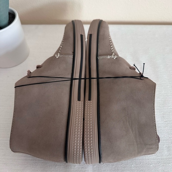 New Kenneth Cole Shore Taupe Faux Leather Chukka Boots Men’s 10 - Picture 7 of 13